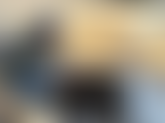 Estudiantes de la UABCS mezclando restos de café con tierra orgánica en un cajón de compostaje dentro del huerto universitario, abril 2026.