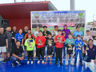 Equipos infantiles de Cabo San Lucas recibiendo trofeos y medallas durante la ceremonia de clausura del torneo El Golazo 2026 en el campo deportivo local.