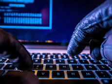 Especialista en ciberseguridad analizando líneas de código y mapas de tráfico de red en múltiples monitores para detectar actividades sospechosas.