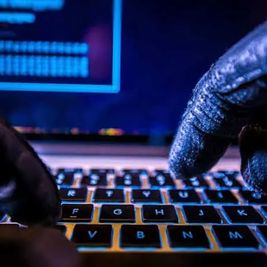 Especialista en ciberseguridad analizando líneas de código y mapas de tráfico de red en múltiples monitores para detectar actividades sospechosas.