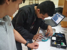 Estudiantes de la UABCS mostrando el funcionamiento de sensores y software del sistema "Mi Estanque" para monitoreo acuícola.