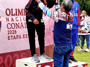 Jóvenes atletas de Mulegé celebrando sus medallas de oro y plata tras competir en la eliminatoria estatal de los Juegos CONADE 2026, luciendo el uniforme representativo de BCS.