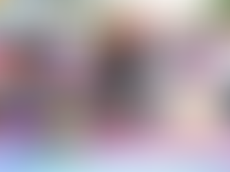 Jóvenes emprendedores exhibiendo productos artesanales y ropa de diseño local en los stands de la tercera edición del Bazar Juvenil en Los Cabos, 2026.