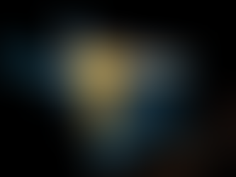 Vista desde el interior de la Cueva de las Dos Ventanas en Isla Espíritu Santo, mostrando las dos aberturas naturales que miran hacia el mar turquesa y formaciones rocosas.