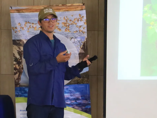 Estudiantes y ciudadanos participando en un taller de la UABCS, utilizando cámaras con teleobjetivos para fotografiar aves en los manglares de La Paz sin perturbar su entorno.
