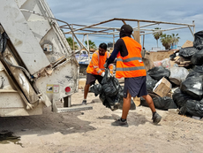Personal de Servicios Públicos Municipales de La Paz recolectando bolsas de basura y limpiando la arena en la playa El Tecolote durante Semana Santa, abril 2026.