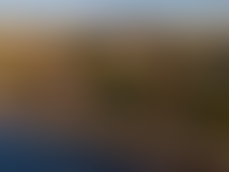 Profesionales jóvenes sonriendo y trabajando colaborativamente en una moderna oficina con vista al mar en Baja California Sur, abril 2026.