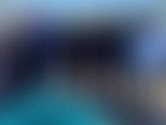 Equipo de rescatistas en una pequeña embarcación utilizando pértigas con cuchillas para cortar redes de pesca de la aleta de una ballena jorobada en el mar de Baja California Sur, abril 2026.