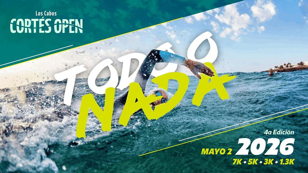 Nadadores de aguas abiertas equipados con gorras de colores brillantes y goggles listos en la orilla de Playa Palmilla para el inicio del Cortés Open 2026.
