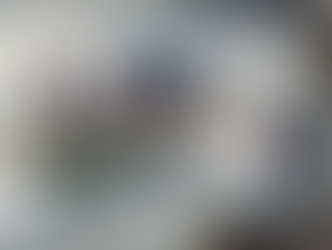 Personal naval en lanchas rápidas desplegando barreras flotantes amarillas de contención en el agua azul turquesa del Puerto de Pichilingue.