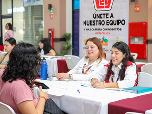 Buscadores de empleo en Mulegé y Loreto consultando vacantes laborales en los módulos del Servicio Nacional de Empleo durante una jornada de reclutamiento presencial.
