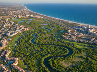 Profesionales del sector de la construcción y la arquitectura haciendo networking en los pasillos de la Expocon 2025 en Los Cabos, con stands de diseño moderno de fondo.