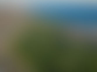 Profesionales del sector de la construcción y la arquitectura haciendo networking en los pasillos de la Expocon 2025 en Los Cabos, con stands de diseño moderno de fondo.