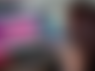 A young student using a computer in a lab in La Paz, with code and Artificial Intelligence technology graphics on the screen.