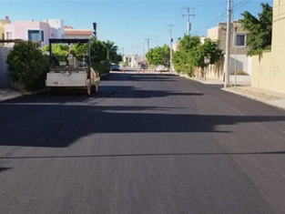 Maquinaria pesada trabajando en la pavimentación de una de las nuevas vialidades en La Paz, BCS, como parte del plan de 200 millones.