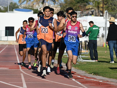 Vista panorámica de la pista de atletismo en Los Cabos durante una tarde soleada de 2026, preparada para la competencia estatal con jueces y equipo técnico listos.