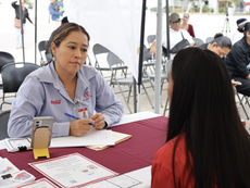 Personas buscando oportunidades laborales en los stands de la Feria del Empleo 2026 en La Paz, Baja California Sur.