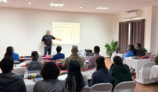 Personal de PROFEPA impartiendo un taller de legislación ambiental a miembros de comunidades locales en BCS, marzo 2026.