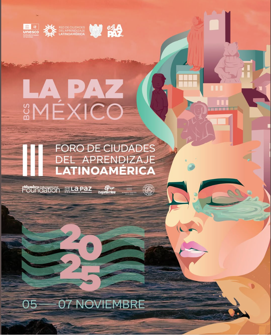 La alcaldesa Milena Quiroga Romero en el podio inaugurando el Foro de Ciudades del Aprendizaje de la UNESCO en La Paz, con banderas internacionales de fondo.