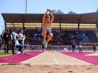 Atletas sudcalifornianos compitiendo en la pista de atletismo durante la etapa regional 2026, enfocados en la línea de meta.