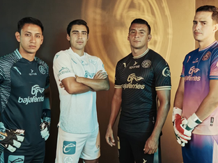 Jugadores del Club Atlético La Paz entrenando intensamente bajo el sol sudcaliforniano, preparándose para su próximo partido reprogramado del Clausura 2026