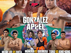 Un cuadrilátero de boxeo profesional iluminado por luces de arena, listo para la gran función del Campeonato Mundial Plata WBC en Cabo San Lucas.