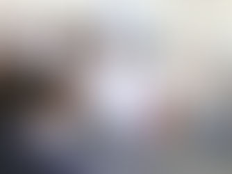 Un médico con bata blanca atiende a un paciente en una cama de hospital moderna y luminosa en Baja California Sur.