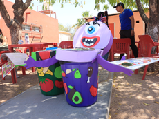 Estudiantes de la UABCS operando un sistema de biodigestor en el campus de La Paz, explicando el proceso de obtención de biogás a partir de desechos orgánicos.