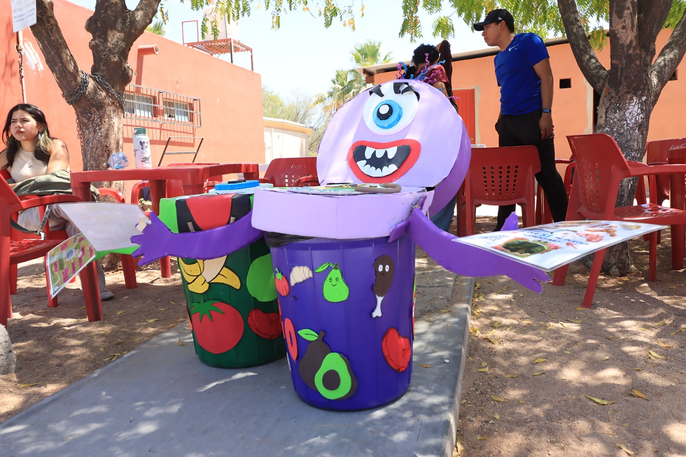 Estudiantes de la UABCS operando un sistema de biodigestor en el campus de La Paz, explicando el proceso de obtención de biogás a partir de desechos orgánicos.