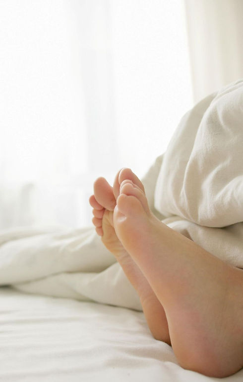 Entspannte Füße auf einem Bett in ruhiger Atmosphäre