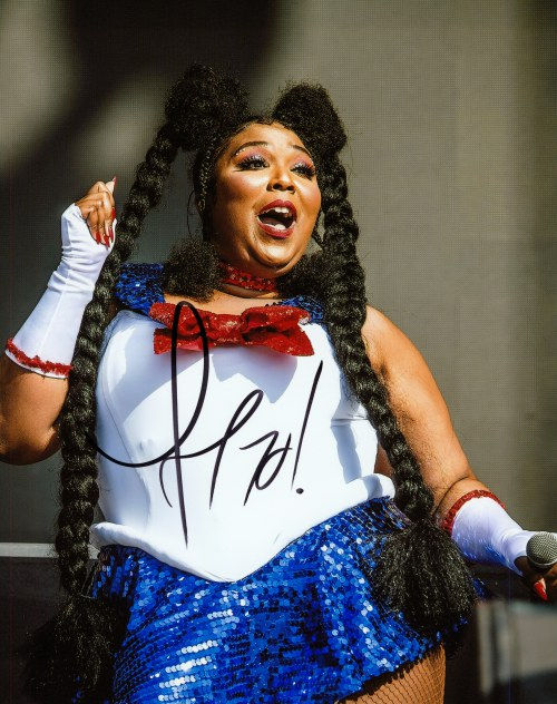 Lizzo Signed 8x10 Photo