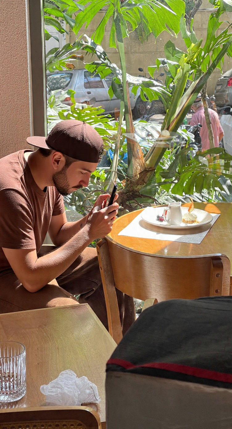 Cliente tirando foto amadora de sobremesa com celular em café, ilustrando a diferença para fotografia gastronômica profissional de restaurante