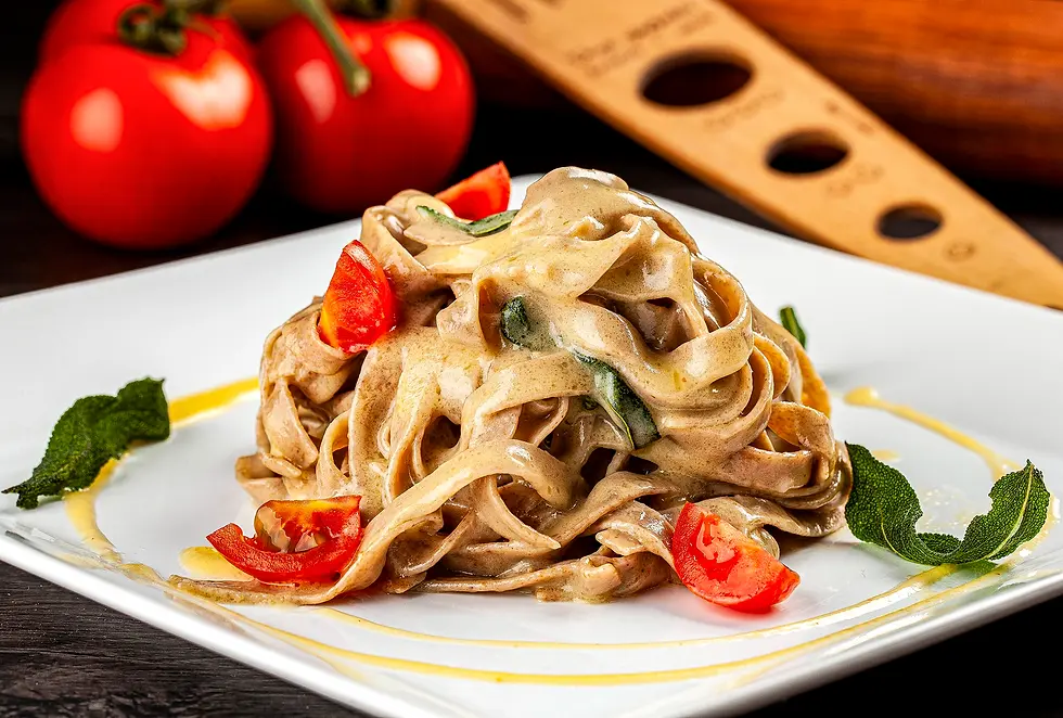 Tagliatelle ao molho cremoso — fotografia gastronômica profissional para cardápio de restaurante. São Paulo, SP.