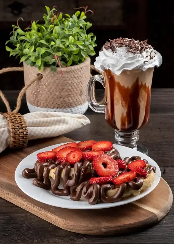 Fotografia profissional de sobremesa gourmet com chocolate, morango e bebida em composição premium com elementos visuais complementares