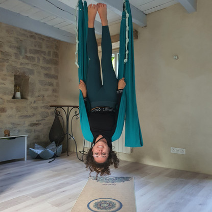 Position hamac yoga aérien