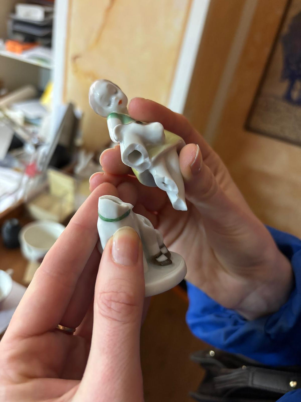 Vorher: Diese kleine Rosenthal Figur war in zwei Teile zerbrochen.