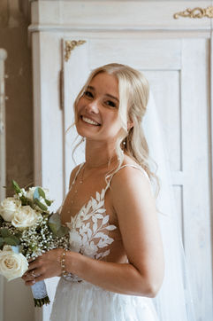 Jenny mit natürlichem Soft-Glam Brautstyling – professionelles Bridal Make-up Hamburg