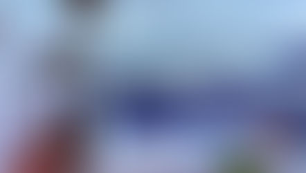 Sidi Bou Saïd est en quelque sorte à la Tunisie ce que le village de Santorin est à la Grèce (où je ne suis pas encore allé). Situé sur une colline surplombant le golf de Tunis, ce petit bourg d'à peine 7,000 habitants n'a d'autres attraits que la vue imprenable et la couleur de ses bâtiments bicolores. Peu d'hôtels, restos ou terrasses, mais une kyrielle de boutiques souvenirs et petites galeris d'art telle qu'il se doit pour le demi million de visiteurs qui s'y rend annuellement.