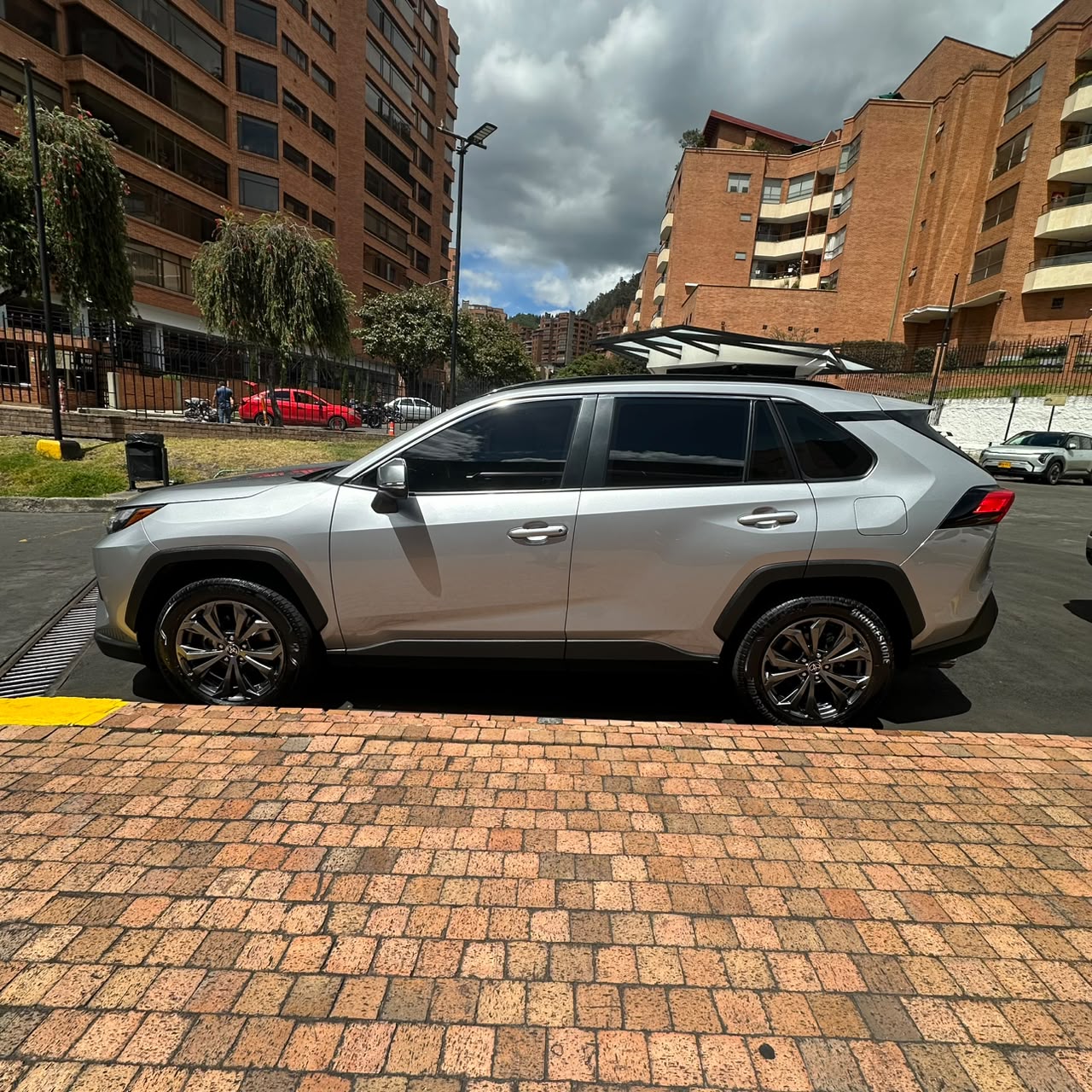 TOYOTA RAV4 XLE 2024