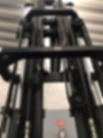 Detalle de la estructura de elevación de un montacargas en BYC Montacargas, Guadalajara. Calidad y mantenimiento profesional en equipos de carga para optimizar tus operaciones logísticas.