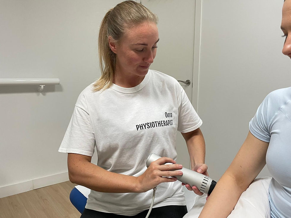In this picture a physiotherapist is doing shockwave therapy for her customer on Benalmadena.