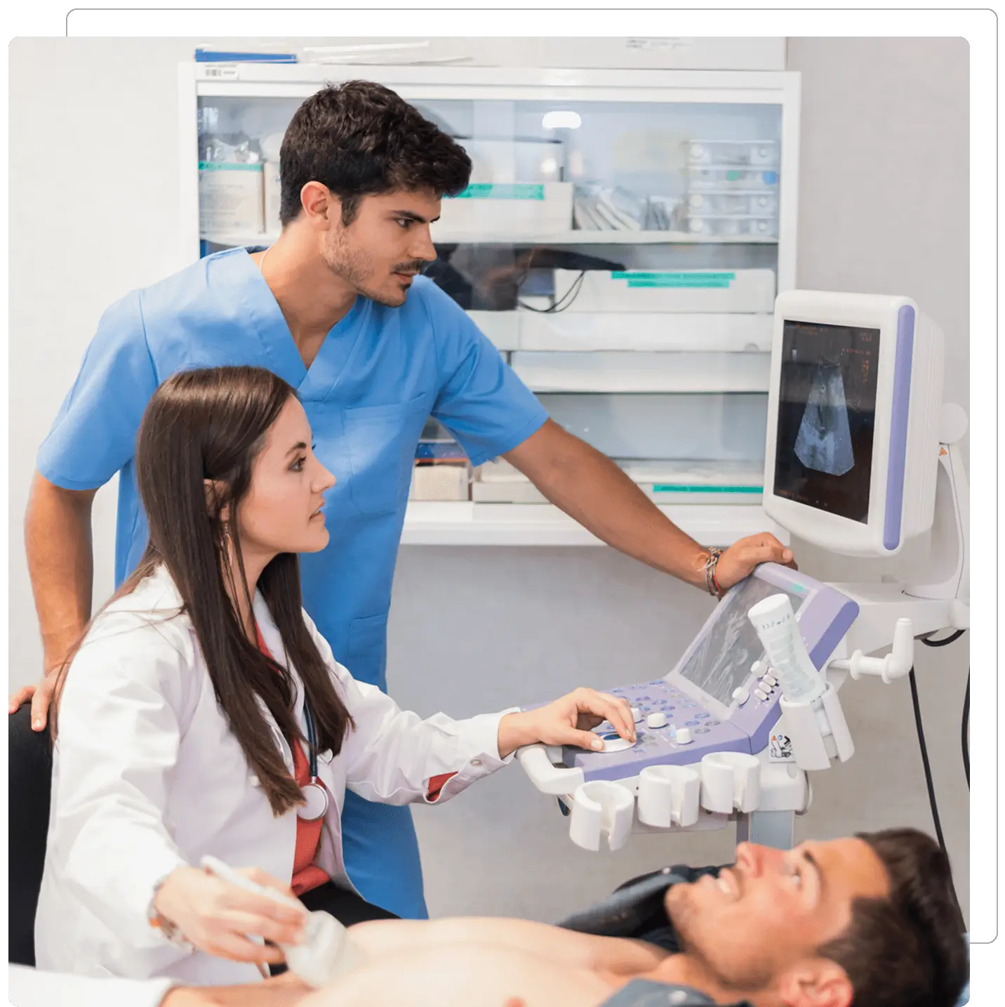 Clinician guiding ultrasound image interpretation while scanning a patient in a clinical setting