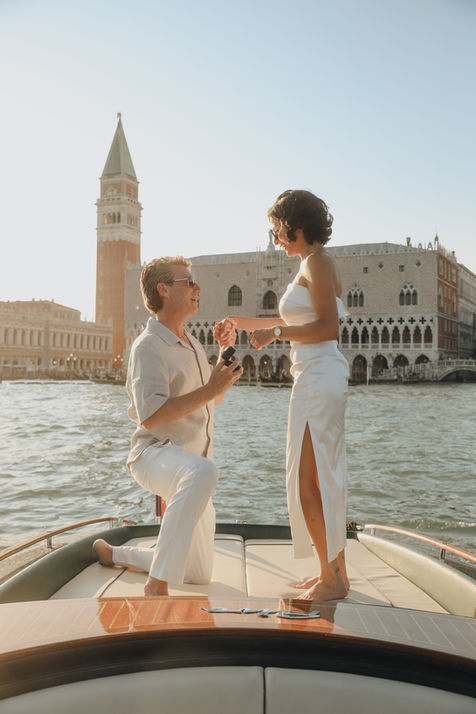 Boat surprise proposal in Venice photographer