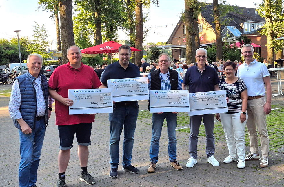 V.l.: Aloys (Obby) Olberding, Peter Kuhlmann (Musikverein), Jörg Reinke (Feuerwehr), Georg Marischen (Schützenverein), Peter Wesjohann (Sportverein), Ulla Bocklage und Herbert Hermes