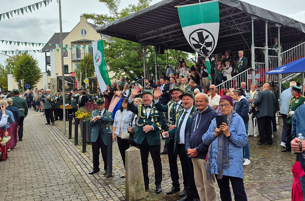Vorbeimarsch an der Ehrentribüne