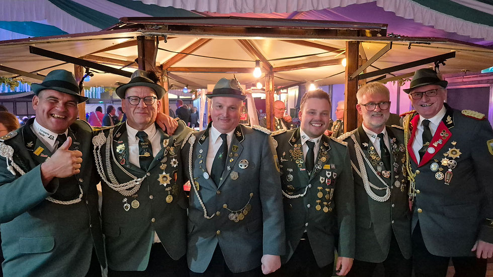 Und der General Albert Lamping trifft sich mit den Kompanieführern an der "Charly-Bar". V.l.: Daniel Luzki (1. Kp.), Dirk Philipp (2. Kp.), Alexander Marischen (3. Kp.), René Tabeling (4. Kp.) und Matthias Janßen (5. Kp.).