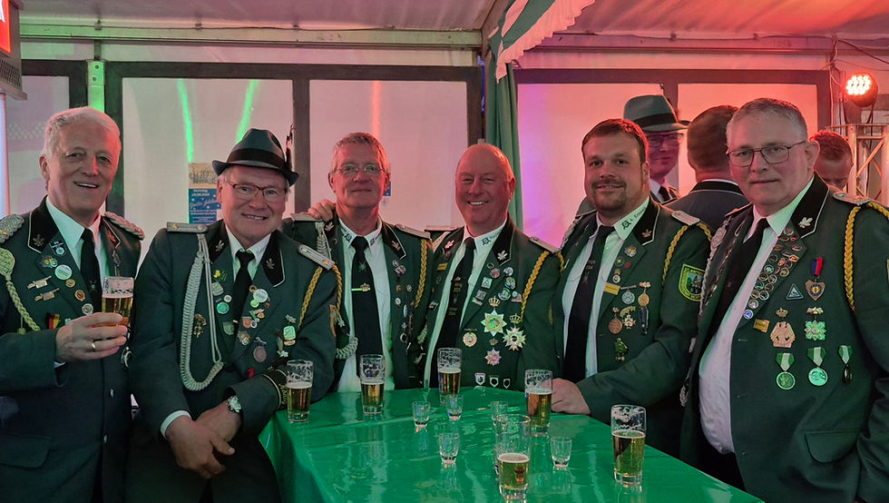 Wie jedes Jahr: Treff der "Spieße" mit dem Brudermeister Aloys Olberding an der Theke: von links: Jürgen Kröger  (2. Kp.), Frank Adler (3. Kp.), Kaiser Andreas Sander (5. Kp.), Thomas Varnhorn (4. Kp.), Ansgar Tabeling (1. Kp.)