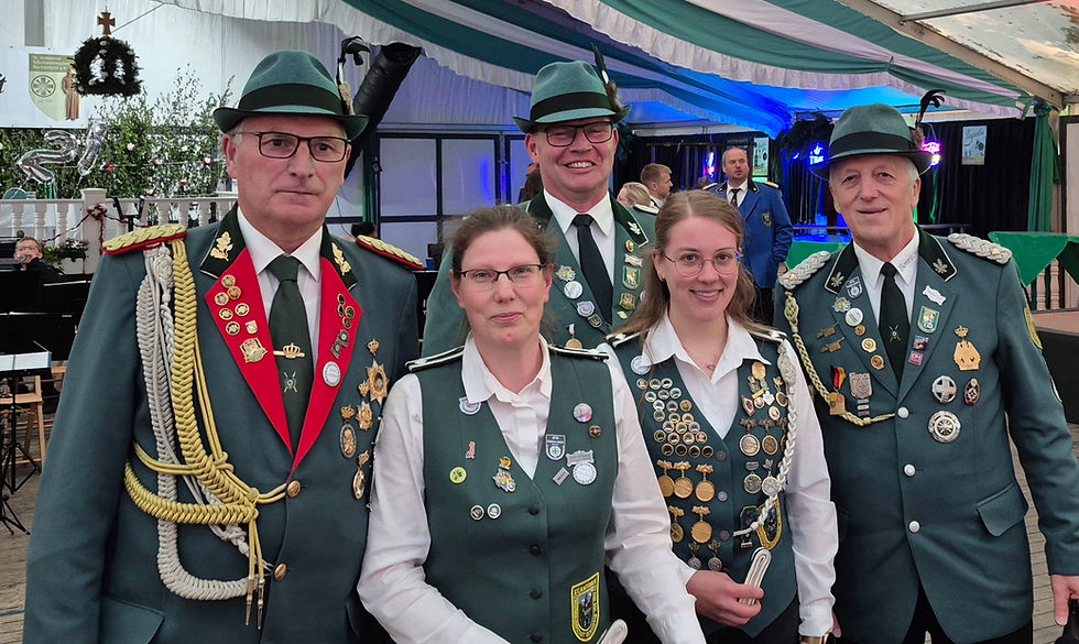 General Albert Lamping, Präsident Felix Wesjohann und Brudermeister Aloys Olberding beförderten Claudia Klatte (seit einem Jahr Fahnenträgerin) und Linda Marischen (1. Jugendschießleiterin) zum Leutnant.