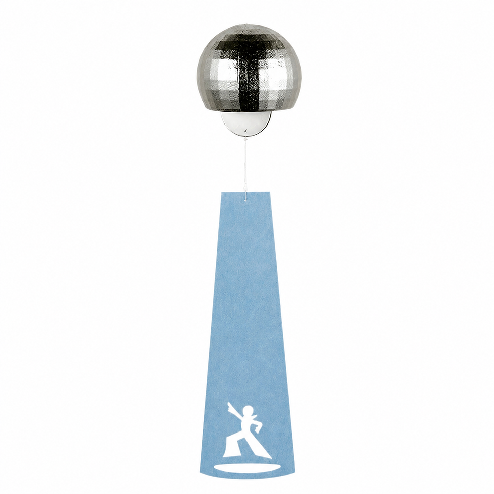 Campana de viento Sonido Disco plateada con tira azul suspendida sobre fondo blanco