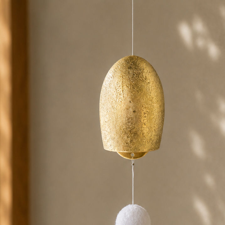 Miniatura: Detalle de campana de viento Brote de Viento en metal con acabado dorado